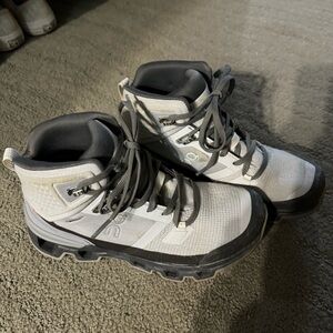 Size 6.5 On cloudrock 2 hiking boots! Almost new . Waterproof.